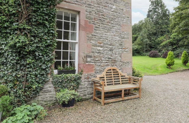 ROSE COTTAGE, pet friendly, character holiday cottage in Lilliesleaf