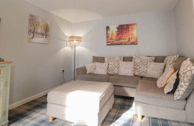 ROSE COTTAGE, pet friendly, character holiday cottage in Castleton