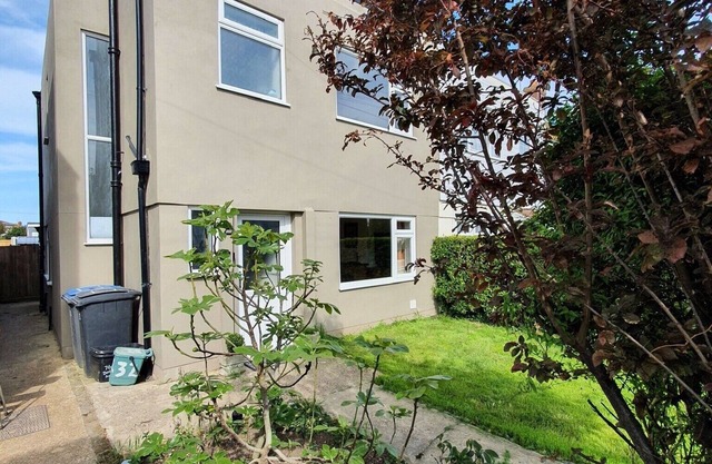 ‘Rose House’. BBQ and garden. Ideal for couples/families! Near town and seaside.