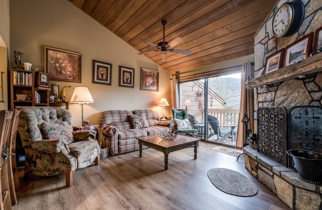 Roses Mountain Retreat - Townhome with Amenities!