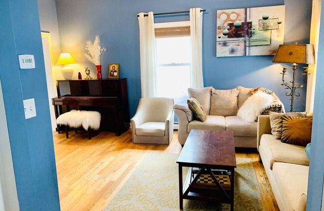 Roslindale 3 bedroom 2000 sq ft home with free parking
