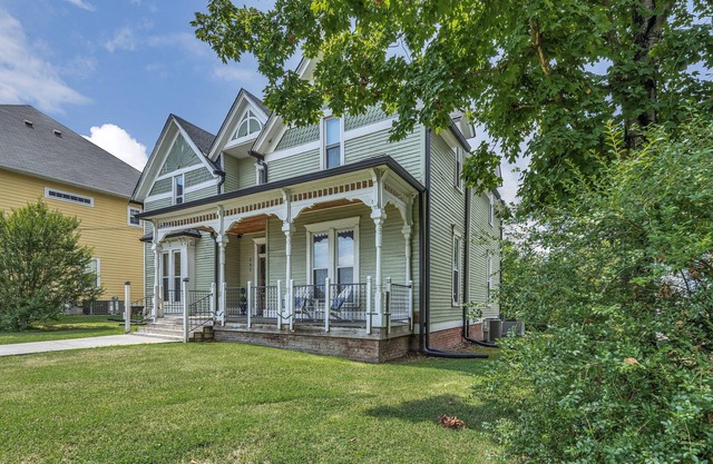 Ross & Ashley's Retreat (117 Marion St, #1)