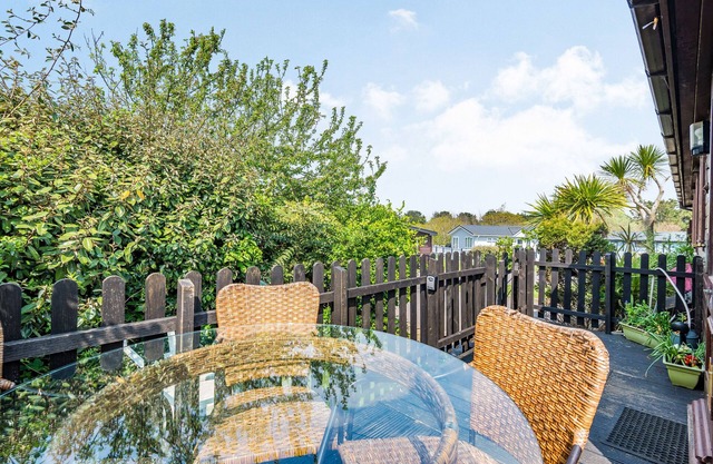 ROSY LODGE, pet friendly, with pool in Shorefield Country Park
