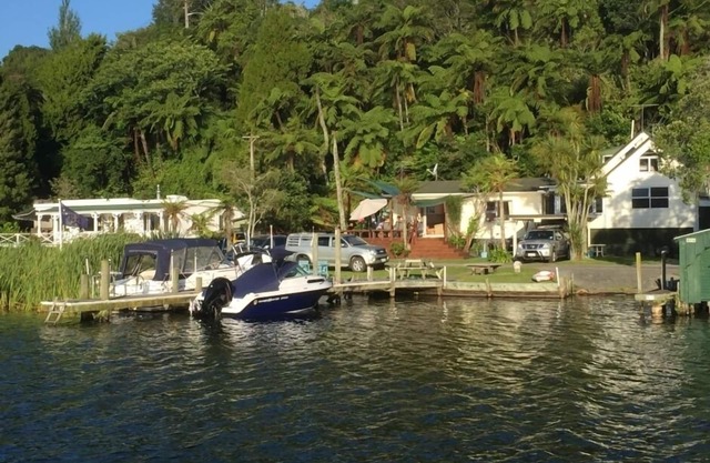 Rotoiti Lakeside Cottage,s Primo Lake Front,Flat section, Drive to the house,