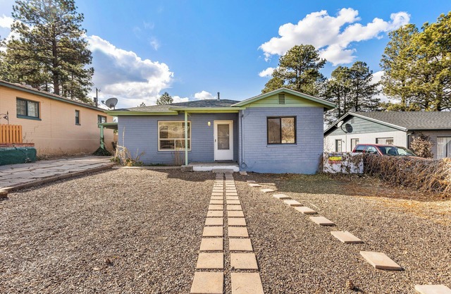 Route 66 Bodacious Bungalow w/AC, Fully Fenced Yard, W/D, 4 Smart TVs Downtown