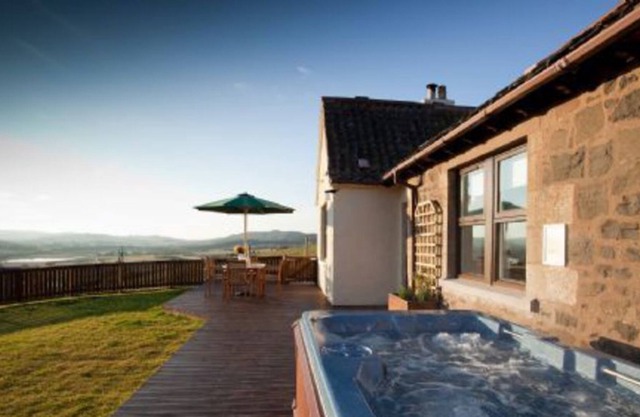 Rowan Tree Cottage with Hot Tub near Cupar, Fife