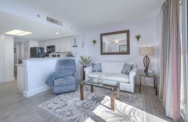 ROXANNE TOWERS 605 - One Bedroom Apartment, Sleeps 4