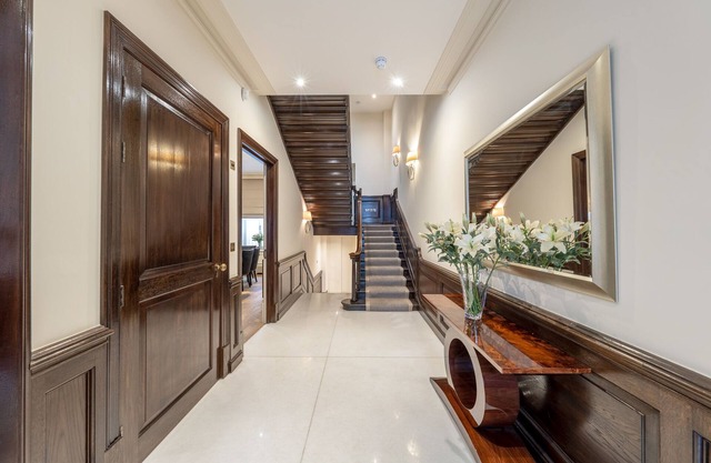 Royal Mayfair Mansion: Luxurious 7-Bedroom villa