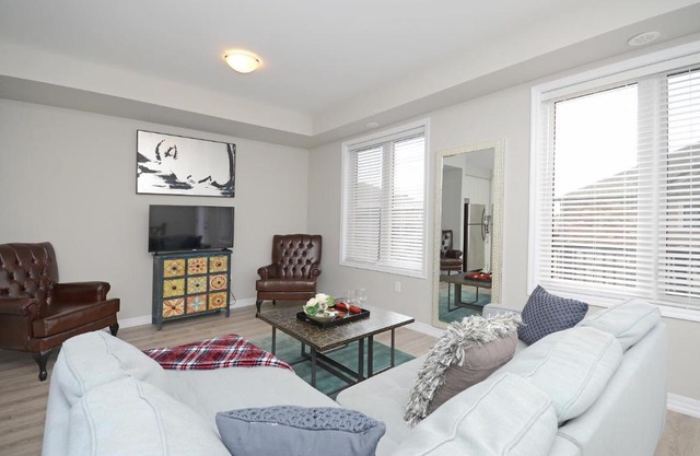 Royal Stays Townhome Collection - 3 Bedroom Townhome in Oakville