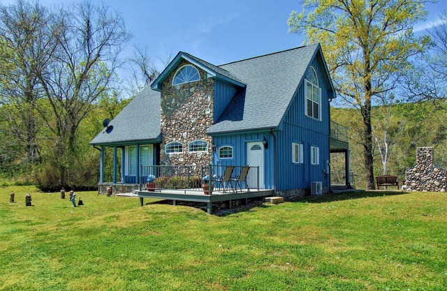 Ruby’s Landing Cottage w/Deck & White River Views