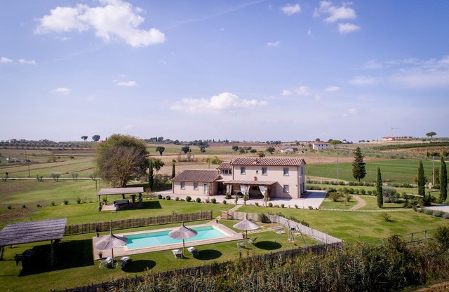 Rugantina- Large Tuscan countryhouse with private big pool and gardens, sleeps14