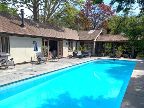 Rural Cottage Retreat, Near Goodwood Festival of Speed, Dog Friendly with Shared Outdoor Pool, gardens & Tennis, Free Parking! Chichester Holiday Properties