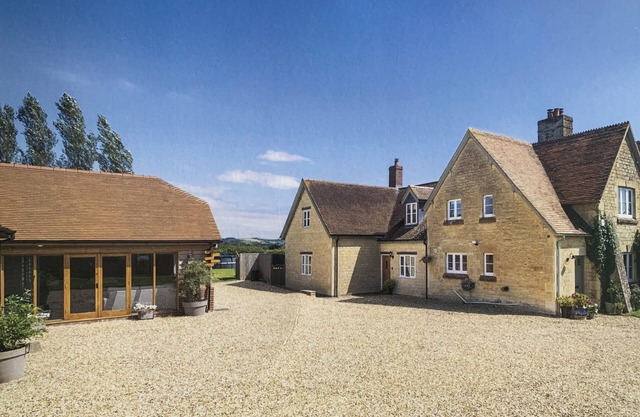Rural Dorset 7 bed farmhouse and barn with large gardens and lots of parking!