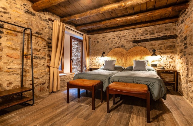 Rural House 'Parreta Estancia El Refugio' with Mountain Views, Private Terrace and Private Garden