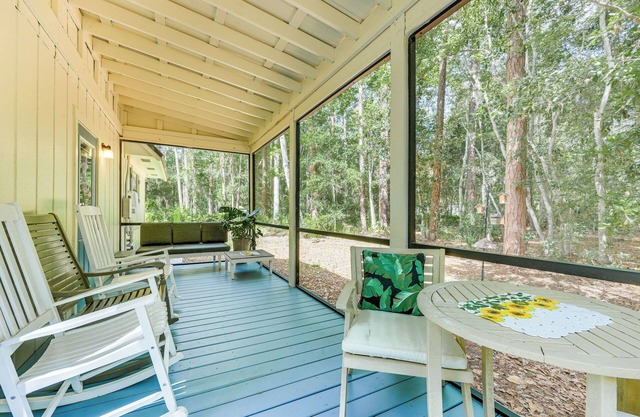 Rural Retreat! Florida Cottage w/Screened Patio