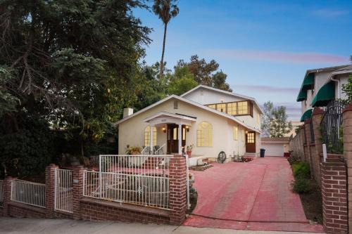 Russell House Near Hollywood & Griffith Park home