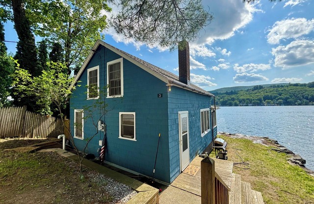 Rustic 4-bedroom cabin with WiFi, AC in charming Alton Bay on Lake Winni.