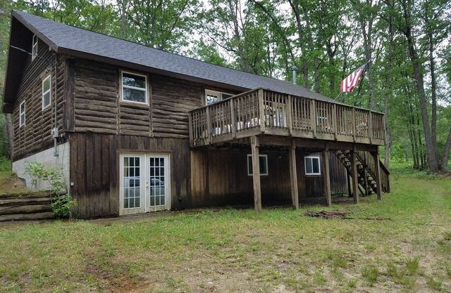Rustic 4 bedroom cottage in the woods