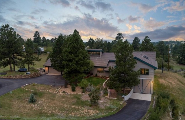 Rustic 7-bedroom 3-acre Home with Mountain Views
