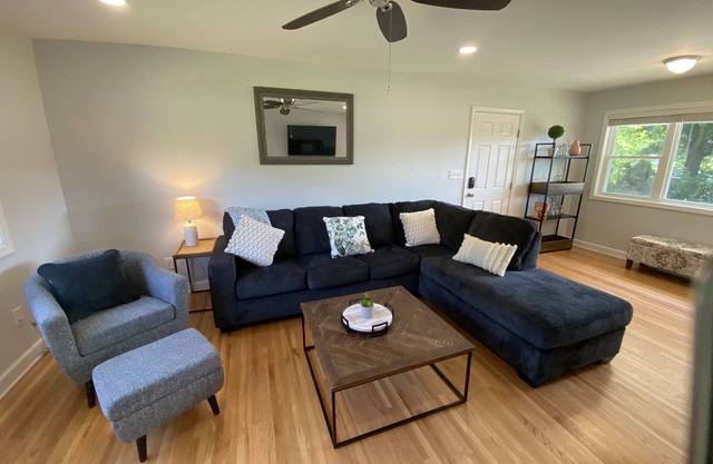 Rustic Belmont Farmhouse - 15 min to uptown Charlotte