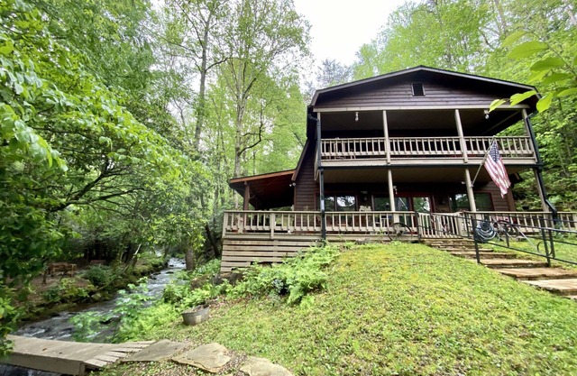 Rustic cabin on Huge Creek!Chef kitchen!Cute & Quaint Lazy Bear Creekside Cabin♥️