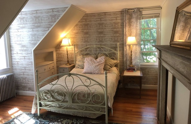 Rustic Cape by the Lake- 3 bedrooms