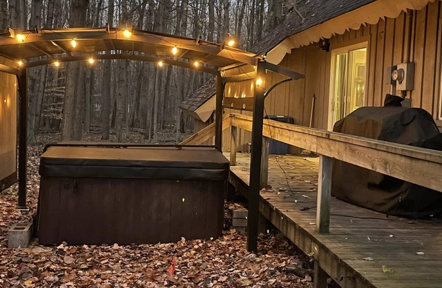 Rustic Chalet Retreat w/Hot Tub
