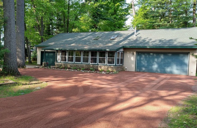 Rustic Cottage - Chain O’ Lakes- Easy access to Taylor Lake Boat Landing.
