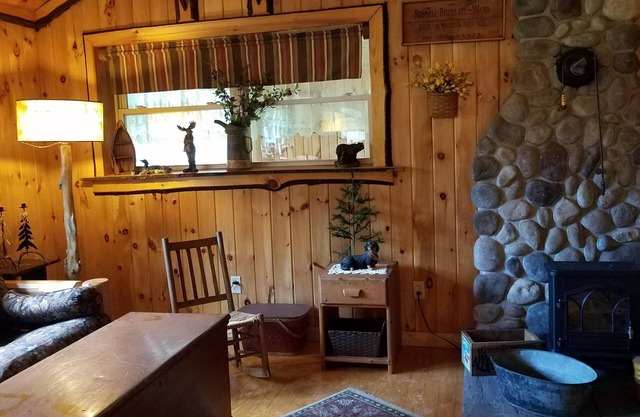 RUSTIC COUNTRY COTTAGE With SWIMMING POOL