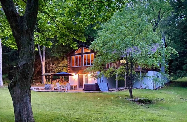 Rustic Fall Cabin w/Hot Tub & Pool Table – Lazy Bear Lodge