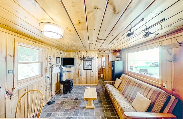 Rustic getaway on Crystal Lake w/firepit, guest house & private dock