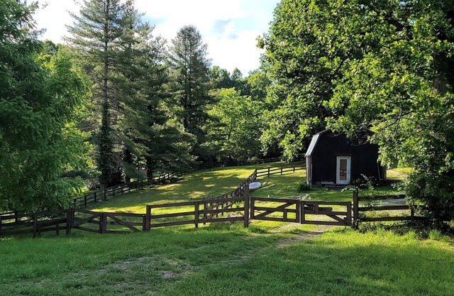 Rustic Hendersonville Farm Studio w/Private Deck