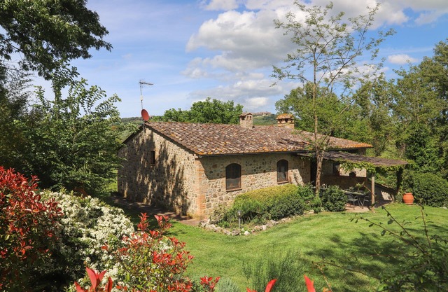 Rustic house w/private pool & garden near Siena up to 12 guests