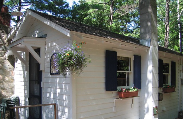 Rustic Lake Front Cottage - Lake Charlevoix