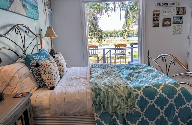 Rustic Lakeview Getaway – Pet Friendly & Free Parking
