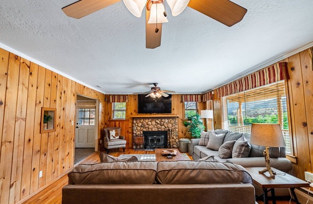 Rustic lodge centrally located to all the Royal Gorge attractions