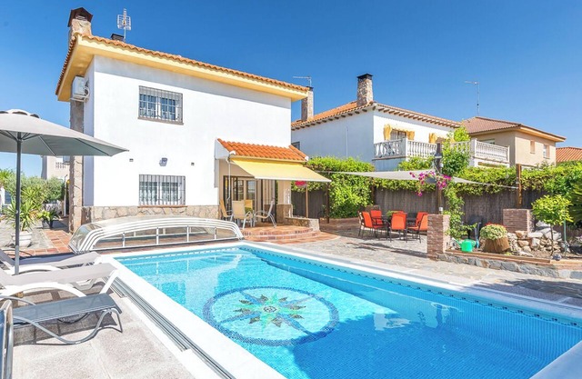 Rustic lodging with private seasonal swimming pool and strategic location