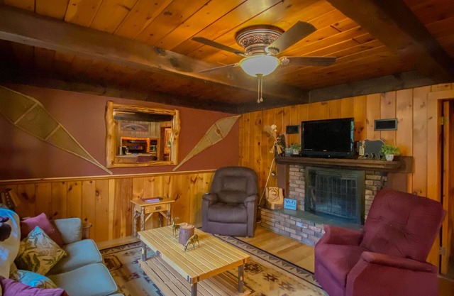 Rustic Log Cabin - Walking Distance to Village!