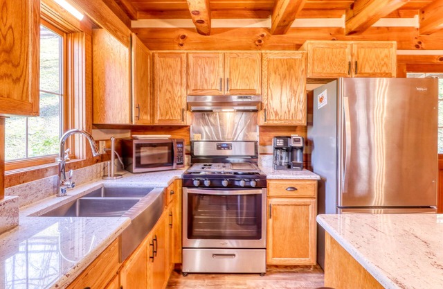 Rustic log home in private community - farm views & outdoor firepit