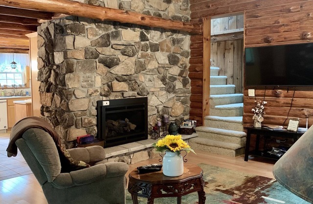 Rustic Log Home located near Baileys Harbor