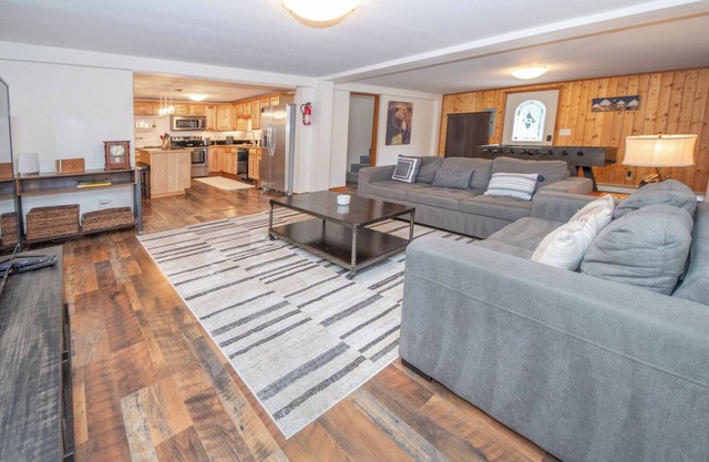 Rustic Luxury with hot tub and spa room! Large 4 bedroom 2 bath, Sleeps 12!