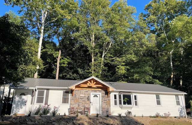 Rustic Pines on Buckeye Trail with hot tub