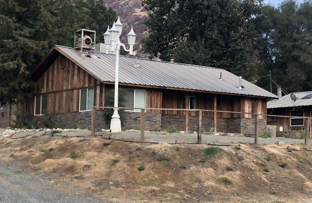 Rustic ranch house centrally located half mile from town with spa
