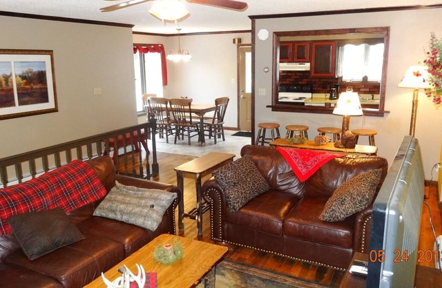 RUSTIC RETREAT-2 story-inground pool and patio-fireplace-firepit-deck-wifi2 bath