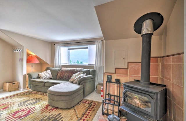 Rustic Stevenson Hideaway with View on the Gorge!