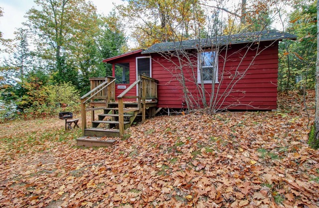 Rustic, Wisconsin Northwoods cabin. Lakeview! Family & Pet Friendly!