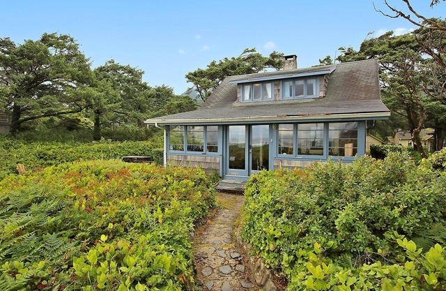 Rustlewood - Beachfront! - Beachcomber Vacation Homes