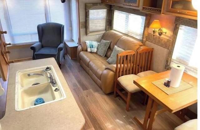 RV#3, 3 slides, covered deck, lake activities