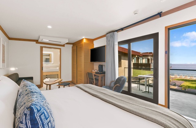 SA Beach Suites #8 - Luxury Suite with Amazing Ocean Views for 4