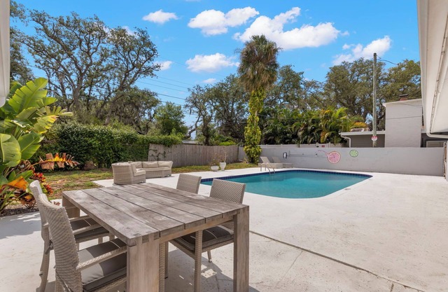 SAFETY HARBOR 1 LEVEL 5 BEDROOM 3 BATH POOL HOME